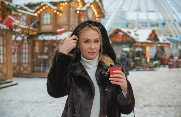 クリスマスフェア、休日魔法のような雰囲気、雪と冬の日、ヨーロッパの観光客の女性 - 写真・画像