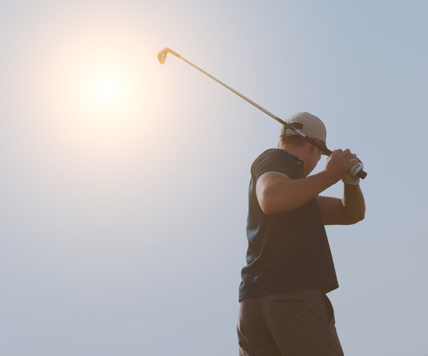 Mladý muž hraje golf, golfista bít plavební výstřel, kyvné cl - Fotografie, Obrázek