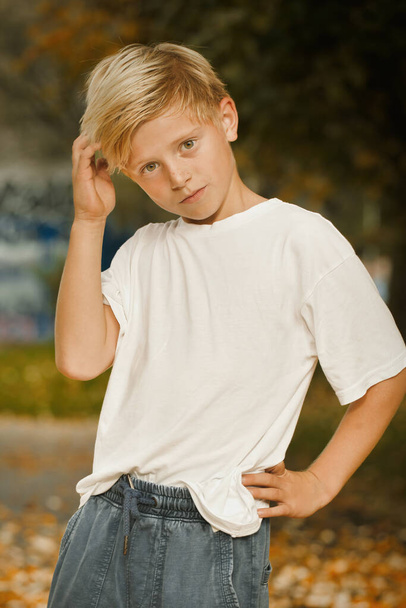 Young boy posing outdoor in skate park for book test photos - Foto, Imagem