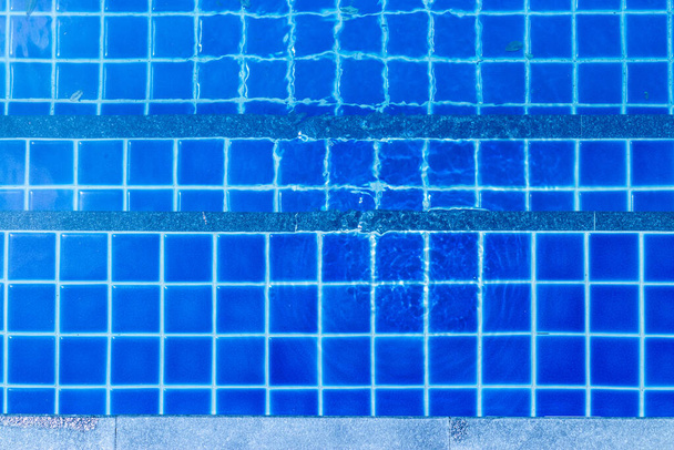 Mosaico de cerámica azul en una piscina. Fondo y textura - Foto, Imagen