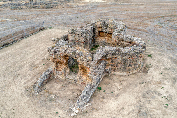 Mauzoleum popularnie nazywane Synagogą w Sadabie, jest gmachem grobowym późnego Imperium, zarówno jego plan krzyżowy, jak i opus mixtum rigging odpowiadają modelowi s. IV AD - Zdjęcie, obraz