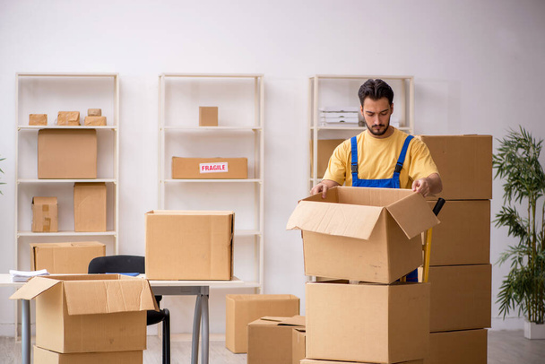 Entrepreneur masculin faisant déménagement à domicile - Photo, image