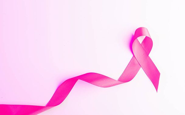 Krebsbewusstsein. Gesundheitswesen Symbol rosa Schleife auf weißem Hintergrund. Unterstützungskonzept für Brustfrauen. Weltkrebstag - Foto, Bild