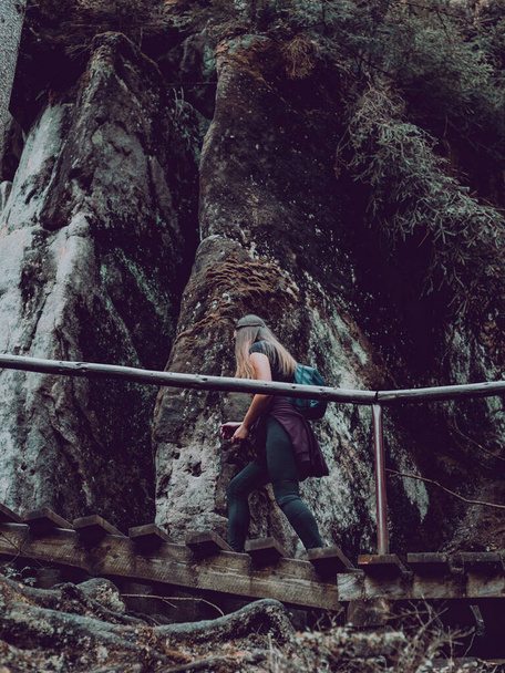 женщина на деревянной дорожке в горах - Фото, изображение