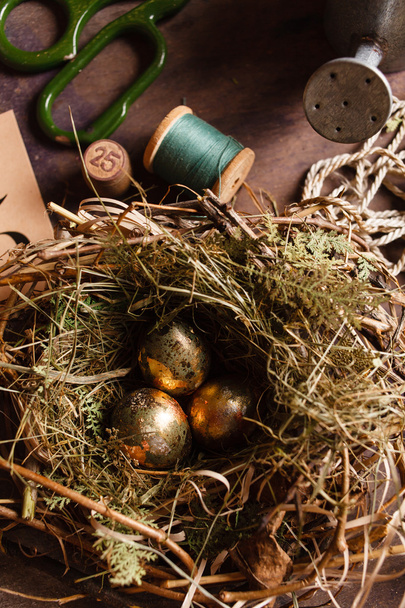 Golden eggs in the nest - Фото, зображення