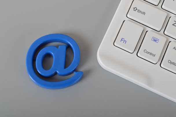 コンピュータのキーボードと電子メールアドレス記号。メールマーケティングとインターネットメール通信の概念. - 写真・画像