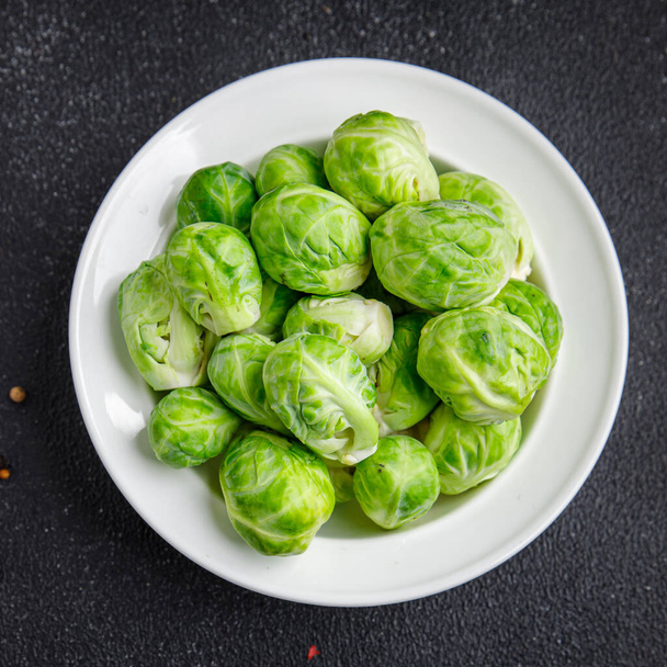 verde Brussel germogli crudo verdura cibo spuntino sulla tavola copia spazio cibo sfondo top - Foto, immagini