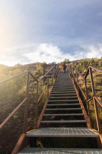 Escaliers raides menant au point de vue de l'observatoire Studlagil en Islande, connu pour ses formations rocheuses de basalte colonnaire et l'eau bleu-vert qui le traverse. - Photo, image
