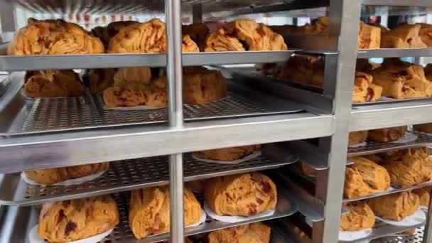 Pães cozidos no vapor de açúcar mascavo recém-assados em uma pastelaria - Filmagem, Vídeo
