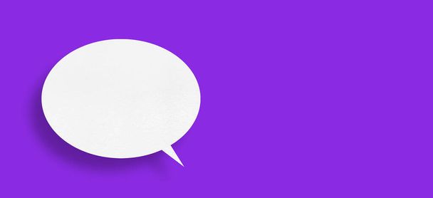Libro blanco en forma de burbujas de habla sobre un fondo púrpura. Burbujas de comunicación.Diseño - Foto, Imagen