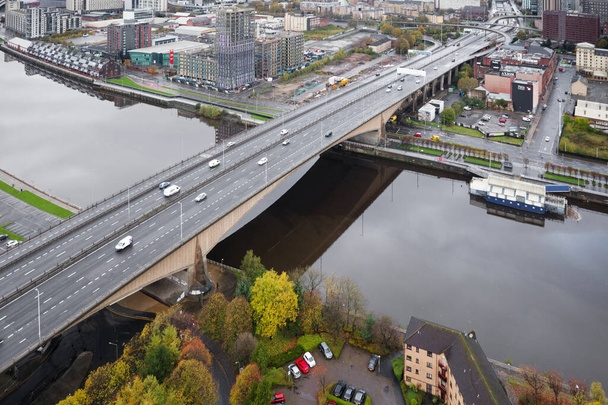 Luftaufnahme der Kingston Bridge über den Fluss Clyde und die Autobahn M8, M74 - Foto, Bild