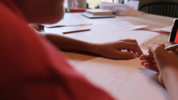αγόρι που σχεδιάζει πύργο του Άιφελ χρησιμοποιώντας ένα smartphone  - Πλάνα, βίντεο