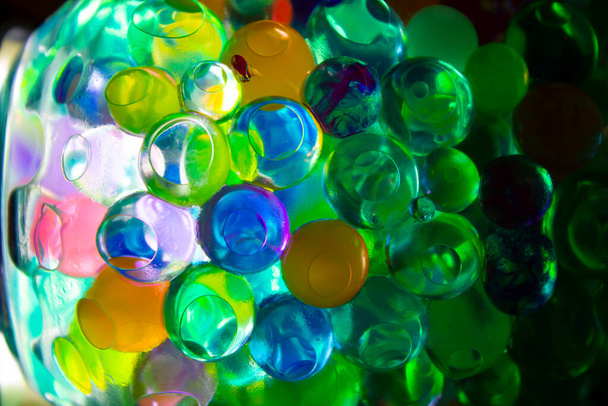 Bolas coloridas em um copo com efeito bokeh - Foto, Imagem