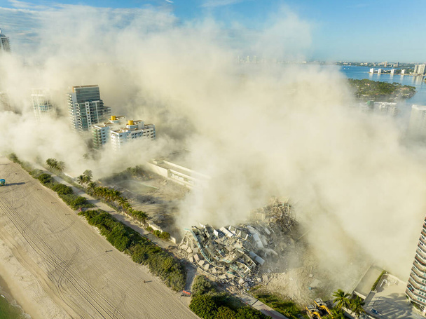 Снимок с беспилотника отеля "Довиль" сразу после взрыва - Фото, изображение
