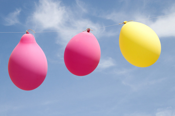 ballonnen op een koord - Foto, afbeelding