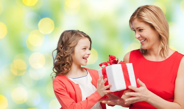 happy mother and daughter with gift box - Foto, Bild