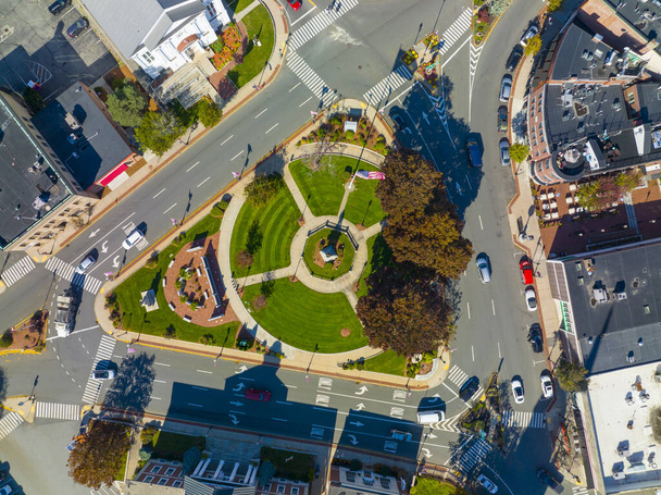 Woburn Common y vista aérea del Ayuntamiento en el centro de Woburn, Massachusetts MA, EE.UU.. - Foto, imagen