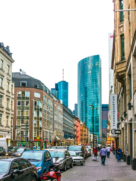 Frankfurt - 24. August 2012: Straßenleben in der Münchner Straße in Frankfurt. Diese Straße wurde 1888 aufgrund des Baus des nahe gelegenen Hauptbahnhofs und der Neuplanung des Gebietes gebaut.. - Foto, Bild