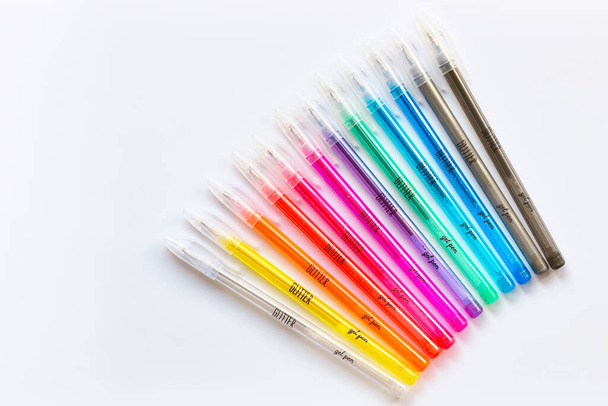 Glitter Gel Pen Farben auf weißem Papier Hintergrund für kreativen Luxus Glamour schreiben, flache Lagesicht von oben. - Foto, Bild