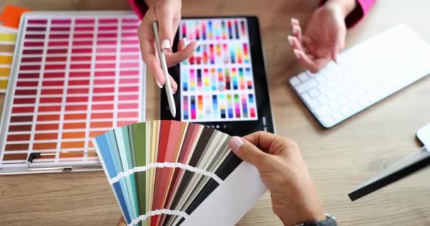 Designer e cliente seleziona campione di colore nella tavolozza dei colori e su tablet. Scelta di ombre e combinazione di colori negli interni - Filmati, video