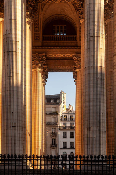 Columnas del edificio del Panteón en París en un día soleado, al atardecer. Francia - Foto, imagen