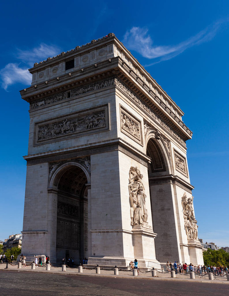 Вид на Триумфальную арку, монумент на площади Этуаль и площади Шале-Элизе в Париже, Франция. - Фото, изображение