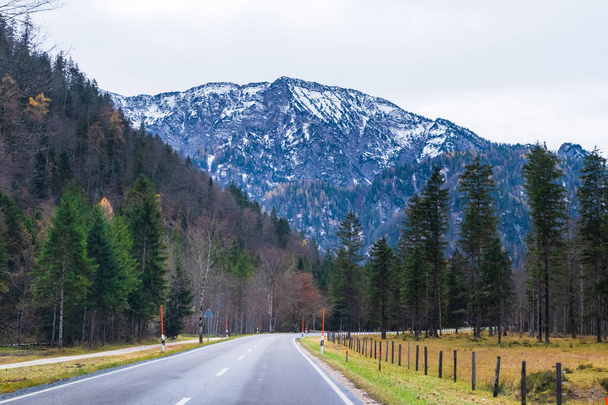 Oostenrijkse alpen, groene weiden, almhutten en bergen - Foto, afbeelding