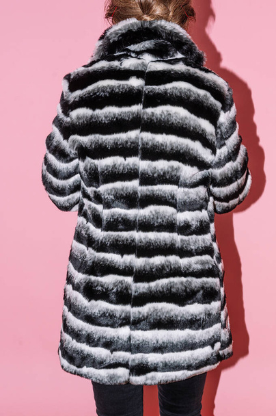 Ceketi gösteren kadın ikinci el kıyafet sitesinde satmak istiyor.. - Fotoğraf, Görsel