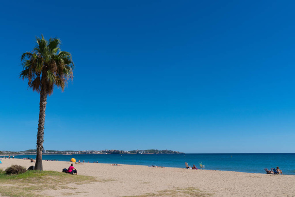 Playa de Vilafortuny Cambrils España con vista a la palmera Salou Costa Dorada Cataluña - Foto, Imagen