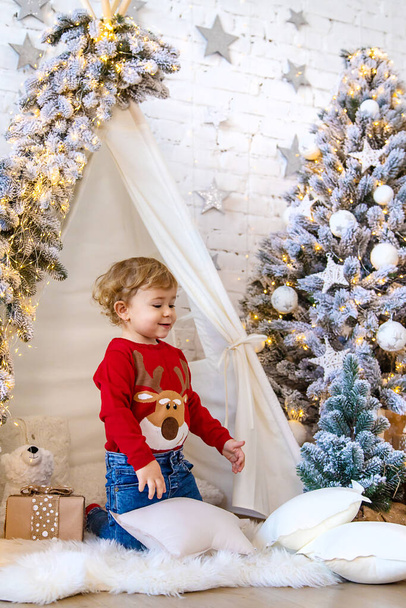 Kind in seinem Zimmer Dekor Weihnachten. Selektiver Fokus. Kind. - Foto, Bild