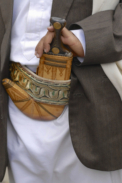 Człowiek nosi janbiya w sanie, Jemen. Janbiya jest tradycyjnym sztylet i obowiązkowy atrybut jemeński męska garnitur. - Zdjęcie, obraz