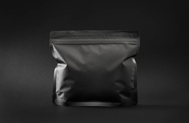 Premium spesiyal kahve modeli, tek koyu renkli folyo torbası markalaştırma şablonu ve sunum tasarımı için boş etiketli - Fotoğraf, Görsel
