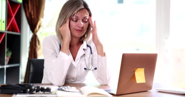 Masennuksen uuvuttama naislääkäri terapeutille tuntuu henkiseltä uupumukselta töissä. Stressaantunut turhautunut lääkäri järkyttynyt lääketieteellinen vika ja migreeni - Materiaali, video