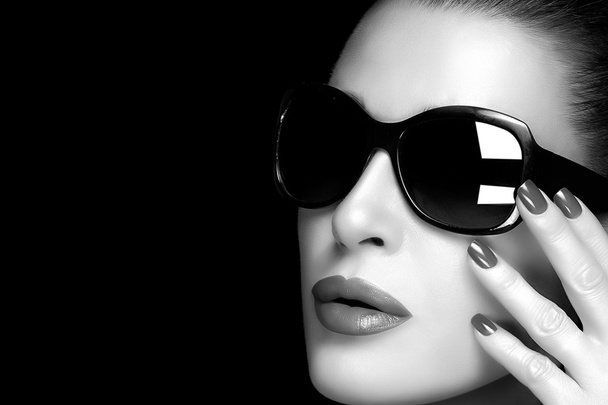 Μόδα μοντέλο γυναίκα στο μαύρο υπερμεγέθη γυαλιά ηλίου. Μονόχρωμη Po - Φωτογραφία, εικόνα