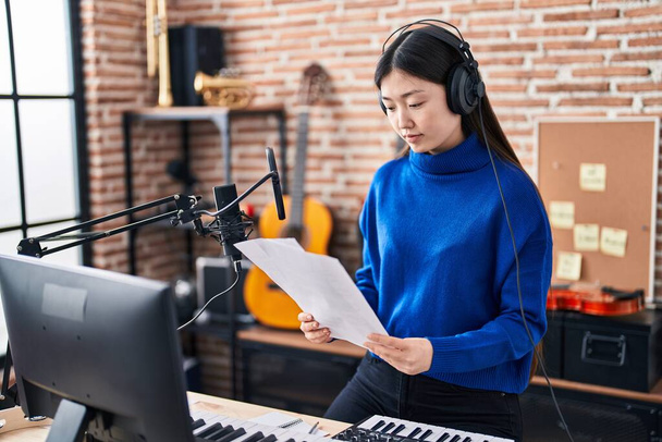 Китаянка поет песню в музыкальной студии - Фото, изображение