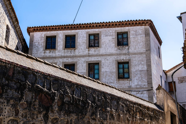 Старый жилой дом в старом городе Авила, Испания - Фото, изображение