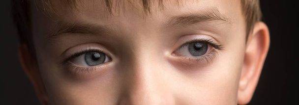 Κοντινό πλάνο των ματιών του παιδιού. οριζόντια φωτογραφία. Ευρωπαϊκή εμφάνιση - Φωτογραφία, εικόνα