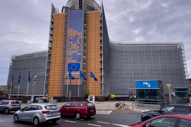 Cars driving nearby the headquarters of the European Commission in Bruxelles - Foto, Imagem