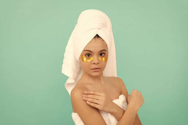 ребенок-подросток в душевой полотенце с золотым пятном. - Фото, изображение
