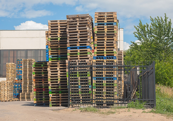 pallets in stacks outside - Foto, Bild