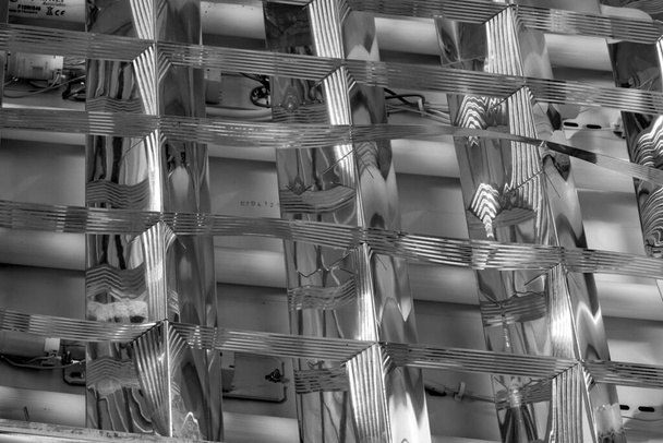 Deckenbeleuchtung mit Leuchtstofflampen in silbernem Rahmen - Foto, Bild
