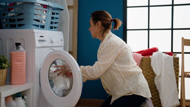 Μεσήλικας Ισπανίδα που πλένει ρούχα στο πλυσταριό. - Φωτογραφία, εικόνα