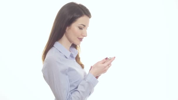 Žena držící telefon s happy reakce přečtení sms zprávy izolované na bílém - Záběry, video