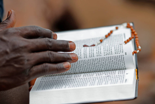 Raamattupiiri. Afrikkalainen mies lukee pyhää Raamattua. Lome! Togo.  - Valokuva, kuva
