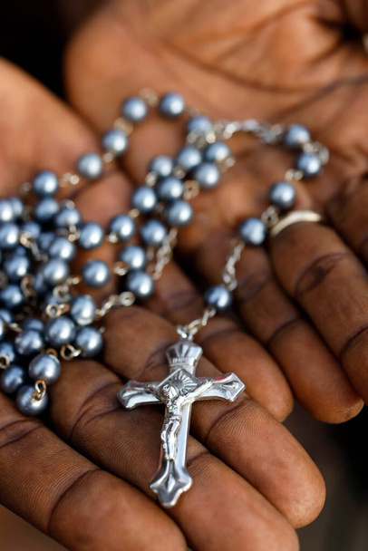 Uomo africano che recita il rosario. Primo piano sulle mani. Lome. Togo.  - Foto, immagini
