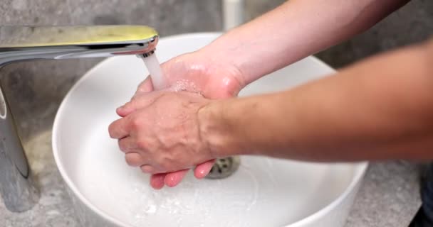 Νεαρός άνδρας πλένει καλά τα χέρια με σαπουνόνερο από κοντά. Φροντίδα της προσωπικής υγιεινής και της υγείας του δέρματος - Πλάνα, βίντεο