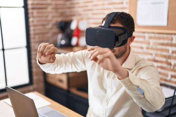 オフィスで仮想現実メガネを使用して若い男のビジネスワーカー - 写真・画像