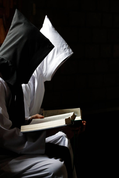Abadía cisterciense. Nuestra Señora de Mi Ca. Monjes leyendo la Biblia. Vietnam.  - Foto, imagen