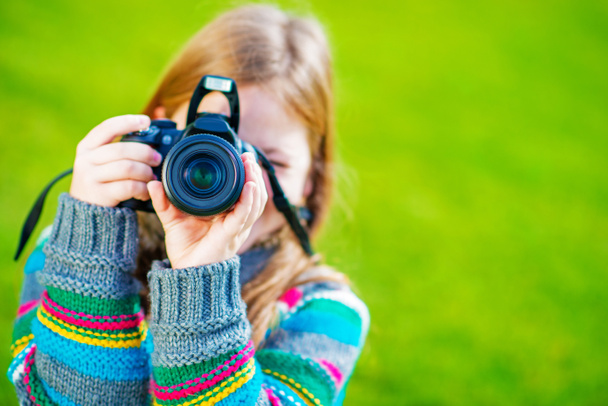 デジタル一眼レフで写真を撮る女の子 - 写真・画像