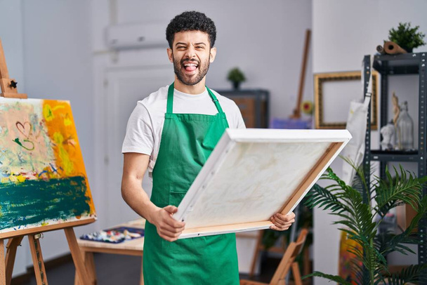 arabo uomo a arte studio attaccare lingua fuori felice con divertente espressione.  - Foto, immagini